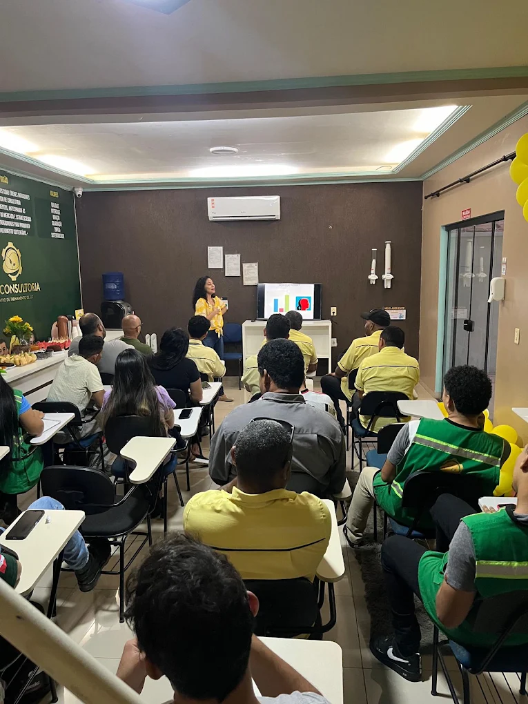 Participantes acompanhando uma aula presencial na sala de treinamento da SEG